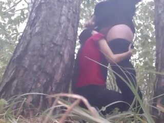 Nous hid sous une arbre à partir de la pluie et nous avait xxx film à garder chaud - lesbienne illusion filles