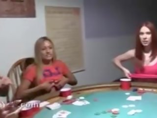 Młody nastolatki pieprzenie na poker noc