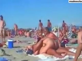 Javno goli plaža svinger seks video v poletje 2015